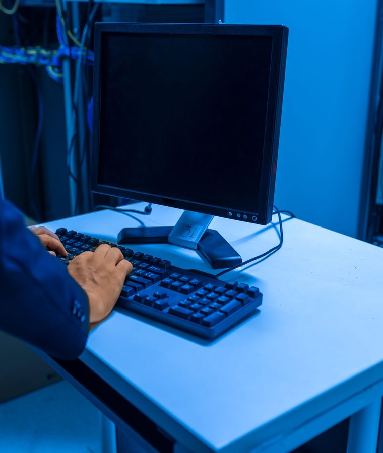 Técnico da Ferg Informática em atendimento