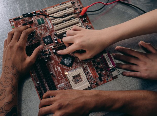 Manutenção de placa eletrônica em bancada